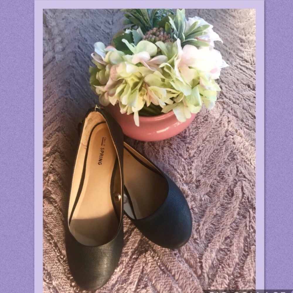 NWOT: Women’s black flats. Size 7.